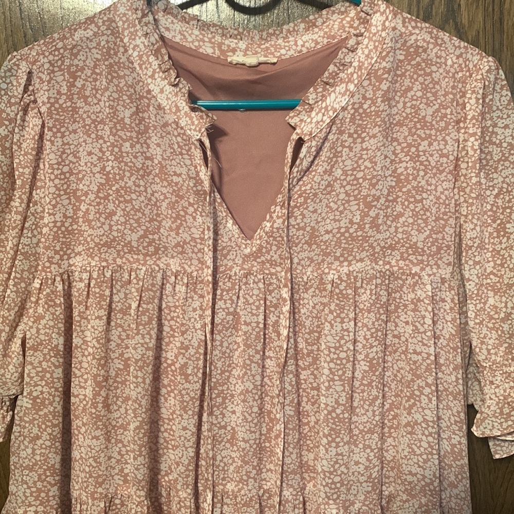 Jodifl medium sheer, lined, and tiered dress with floral pattern. Short sleeves. - Picture 2 of 9